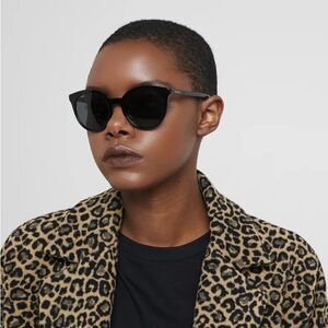 (Last call) EUC Prada PR 02XS HERITAGE Sunglasses with case and box